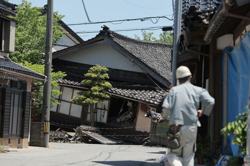 ５月５日に起きた震度６強の地震で１階部分が倒壊した住宅。その後、度重なる揺れでさらに崩れた＝石川県珠洲市