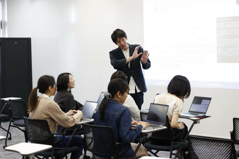 女子大初の「データサイエンス学部」を今春開設した京都女子大学。パソコンを使った実践的なカリキュラムが学生にも好評だ（写真／同大提供）