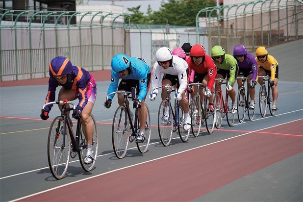 競輪選手によるエキシビションレース。青い4番車はリオ五輪にスプリント日本代表として出場する中川誠一郎選手。シグマが保証しないAF-Cで撮影。速度があがる後半はまったくAFは追いつかなかったものの、競技前半の周回速度であればなんとか追いかけた●ソニーα7RⅡ・シグマ150-600mm F5-6.3 DG OS HSM｜Sports・絞り優先AE（絞りf5.6・4000分の1秒）・ISO800・AWB・JPEG