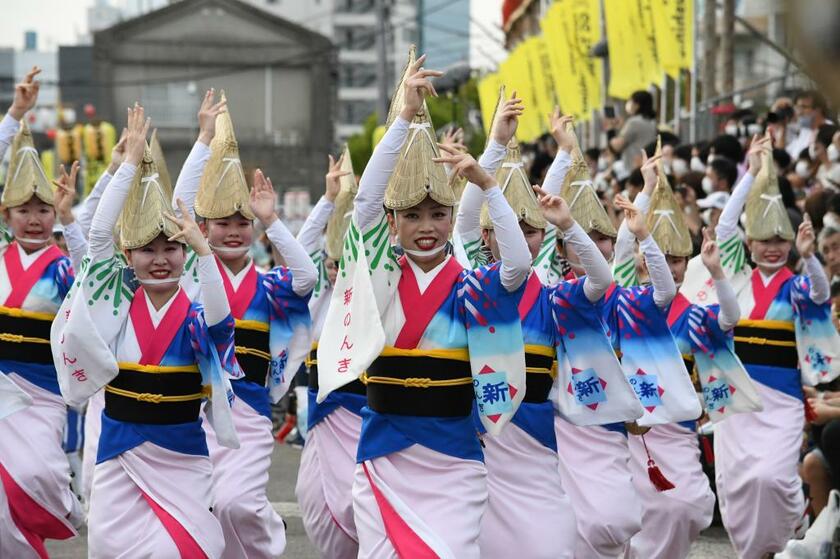 徳島の観光資源でもある阿波踊りで優雅に舞う踊り手たち＝２０２２年８月
