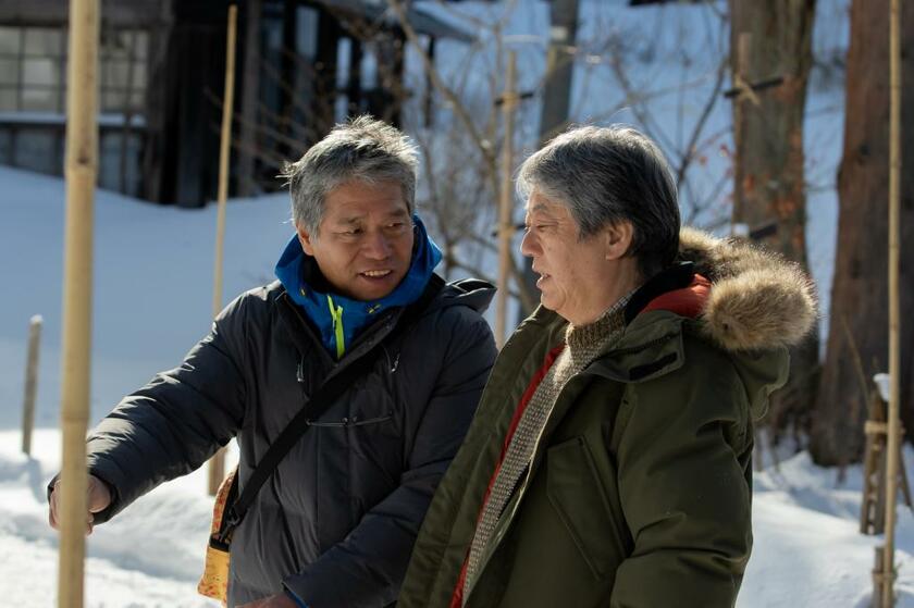 中江裕司監督（左）と沢田研二さん（ｃ）2022『土を喰らう十二ヵ月』製作委員会