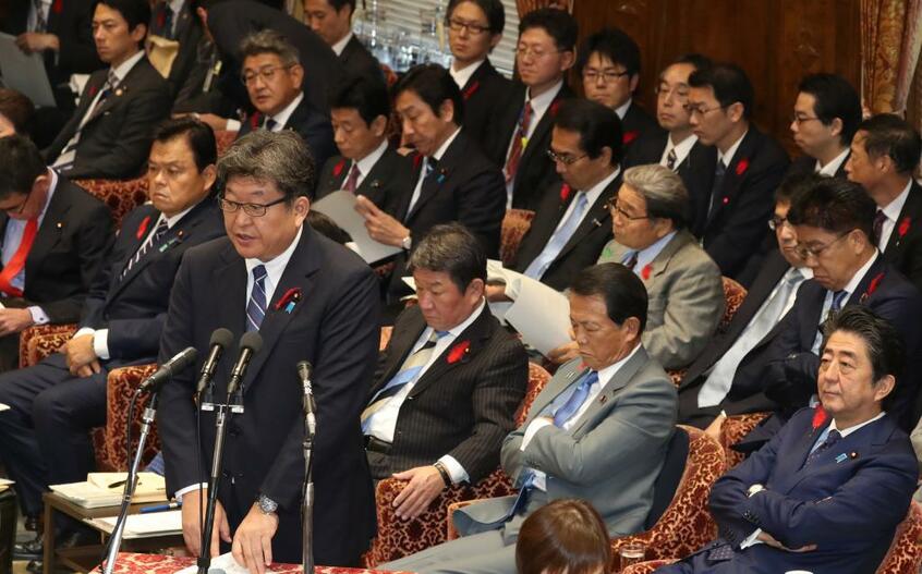国会で答弁する萩生田光一文科相と見守る安倍首相　（ｃ）朝日新聞社