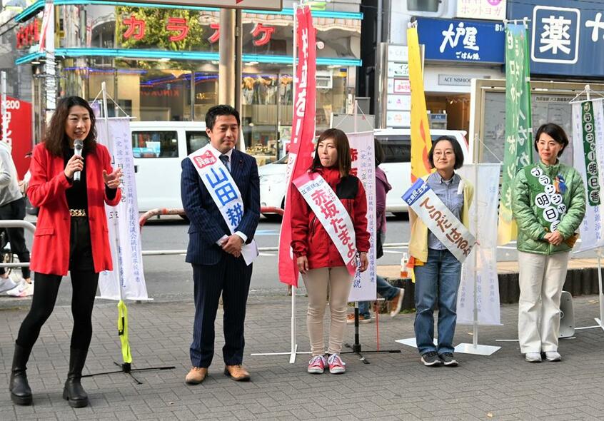 今年4月、東京都杉並区議選で、支援する複数の党派の候補らと並んで街頭演説する岸本聡子区長。杉並区は女性議員が過半数になった