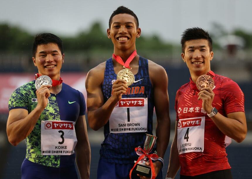 6月30日、陸上日本選手権、男子200メートルの表彰式でメダルを掲げる（左から）2位の小池祐貴、1位のサニブラウン・ハキーム、3位の桐生祥秀。世界陸上の男子100メートルはこの3人が出場予定だ　（ｃ）朝日新聞社