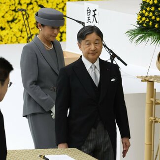 天皇陛下は、体をクルリと向けて遺族の言葉に耳を澄ませた 戦争を知らない皇室の「祈り」の今後