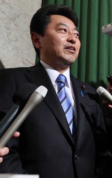 ３月２２日、国会内で記者団の取材に応じた池田佳隆氏。「地元の懸念を届けるのは当然」と関与は認めたが、記者団の質問は受け付けなかった　（ｃ）朝日新聞社