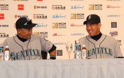 ３月１６日に行われた会見で笑顔を見せる（左から）イチローと菊池雄星（撮影・大塚淳史）