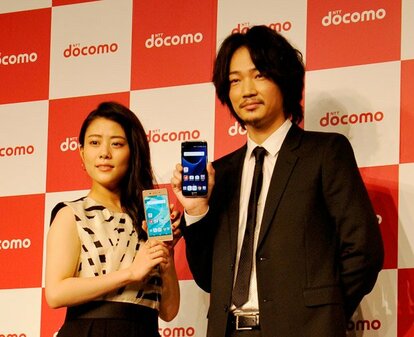 NTTドコモのCMに出演する綾野剛と高畑充希が会見に登場した