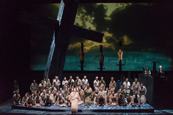 巨大な十字架が神の存在を問う、松村禎三×遠藤周作オペラ『沈黙』上演