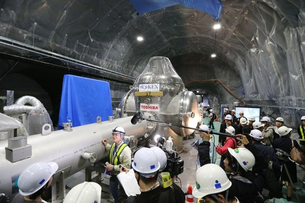 「ＫＡＧＲＡ」は、日本が岐阜県の神岡鉱山内の地下に建設中の重力波検出装置。しくみはＬＩＧＯと同じだが、トンネルの長さはやや短く３キロメートル。神岡の「ＫＡ」と重力波（Ｇｒａｖｉｔａｔｉｏｎａｌ　ｗａｖｅ）の「ＧＲＡ」を合わせた愛称。今年春に試験運転が始まり、２０１８年春に本格稼働の予定　（c）朝日新聞社