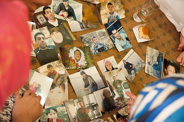 取材時、シリアに残っている家族の写真を見せてくれた人もいた。中央の少年は眠っているのではなく、爆撃で亡くなり棺に横たわる様子（撮影／フォトグラファー・清水匡）