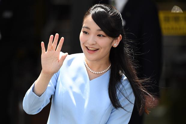 集まった人たちにこたえて手を振る眞子さま。笑顔を絶やさない／8月8日、鳥取県境港市　（ｃ）朝日新聞社