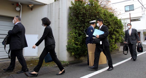 ＡＳＫＡ容疑者の自宅に捜査に入る警視庁の捜査班　（ｃ）朝日新聞社
