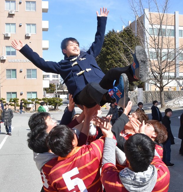 今年春の大学入試の合格発表で胴上げされる受験生（写真は山形大） （ｃ）朝日新聞社
