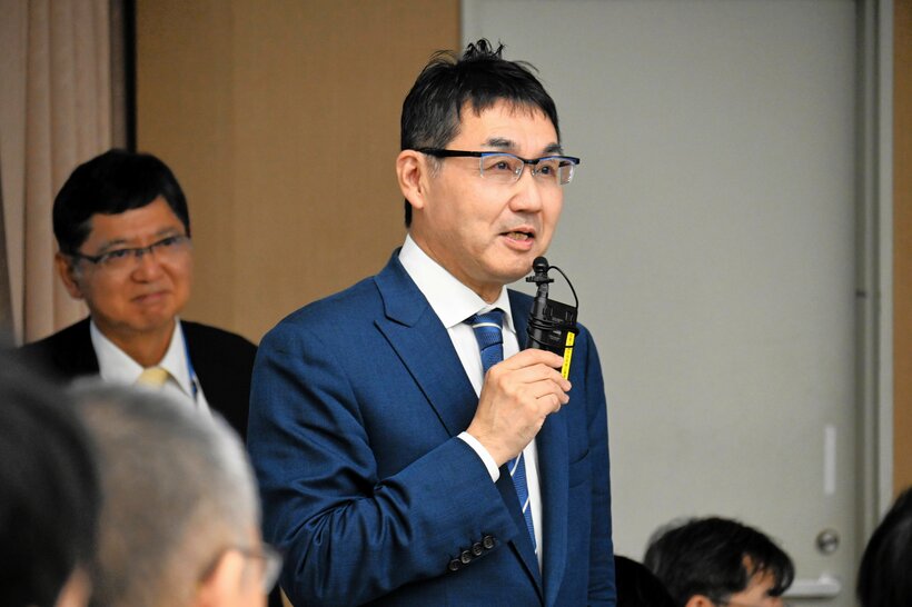 日本犯罪社会学会の大会で、参加者からの質問に答える河井克行氏=2024年10月19日、京都市左京区