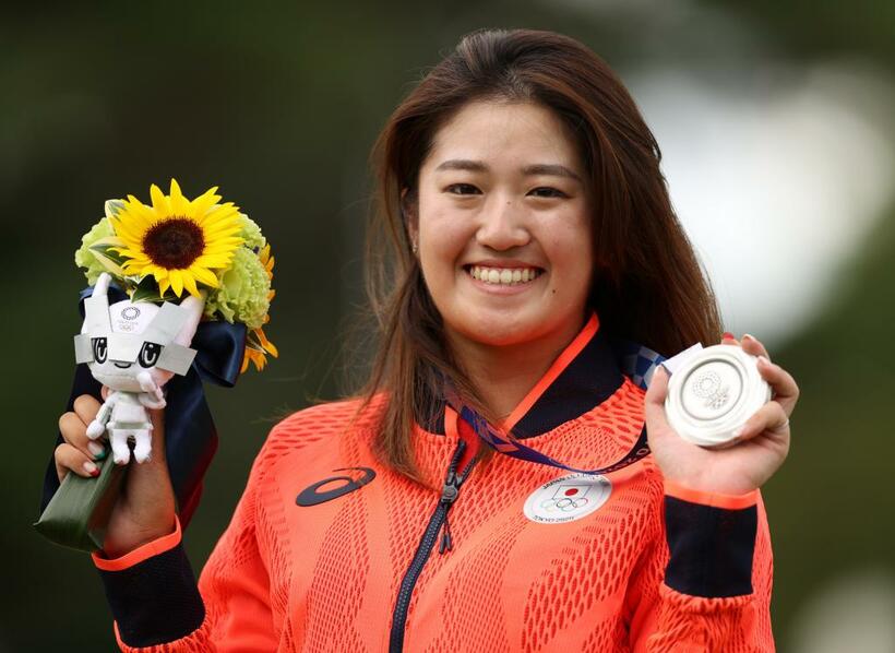 女子で日本勢として初のメダルとなる銀メダルに輝いた稲見萌寧　（ｃ）朝日新聞社