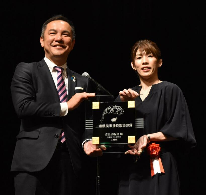 鈴木英敬・三重県知事（左）から表彰盾を受け取った吉田沙保里さん（Ｃ）朝日新聞社