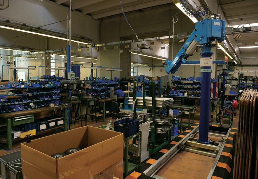 もともとマンフロットはスタジオ用機材の製造から始まり、今もフェルトレの工場で生産されている。こちらはチームでの生産ではなく一人で一気に組み立てていく(写真/猪狩友則)