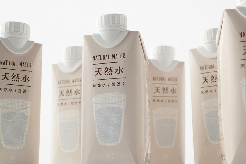 紙パックの「ローソンオリジナル　天然水　３３０ｍｌ」を一部の店舗で売り出しました