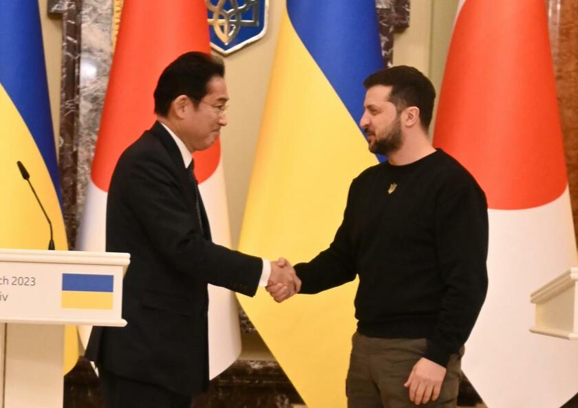 キーウで握手をする岸田文雄首相とゼレンスキー大統領
