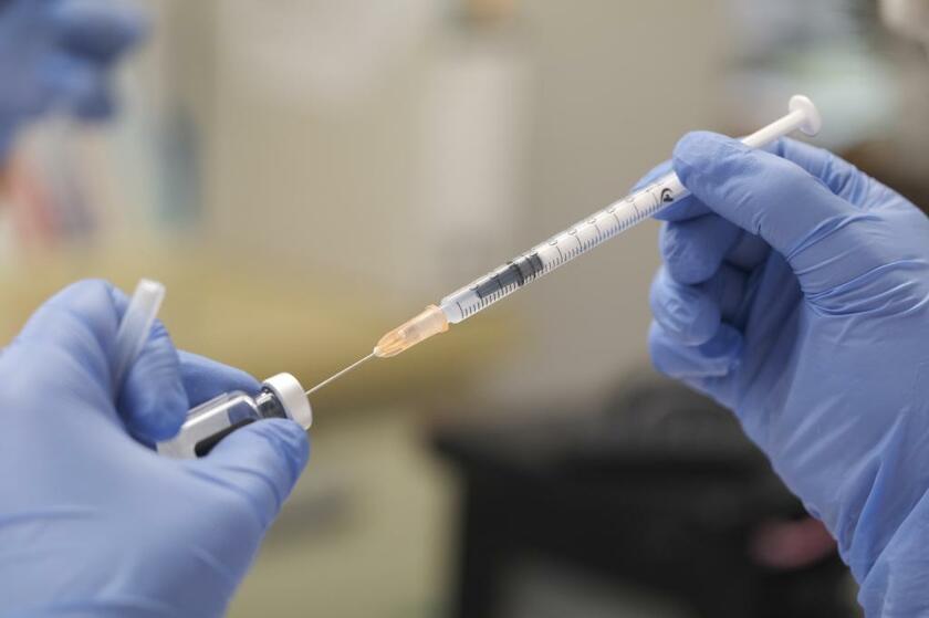 新型コロナウイルスワクチンのブースター接種は、国内でも医療従事者を対象に12月にも始まる見通しだ（ｃ）朝日新聞社