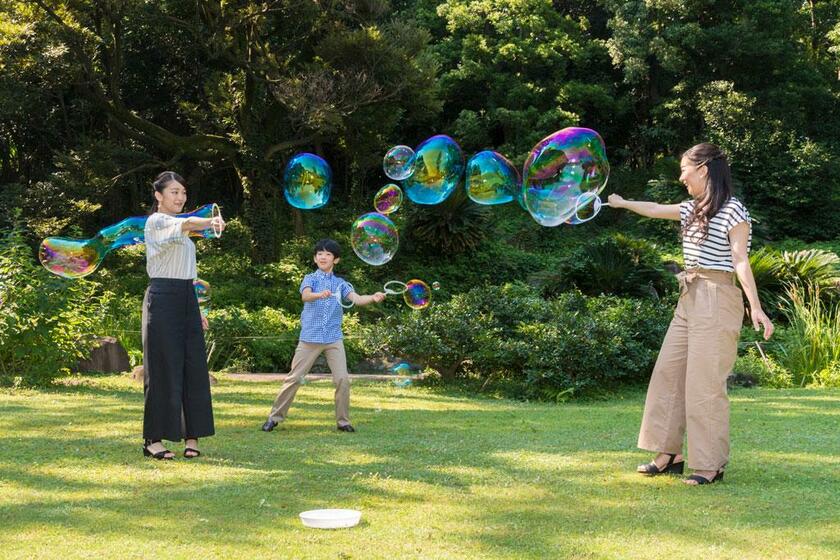 悠仁さま12歳の誕生日に宮内庁から提供された写真。赤坂御用地の庭で３姉弟でシャボン玉で遊んでいた／2018年８月（宮内庁提供）