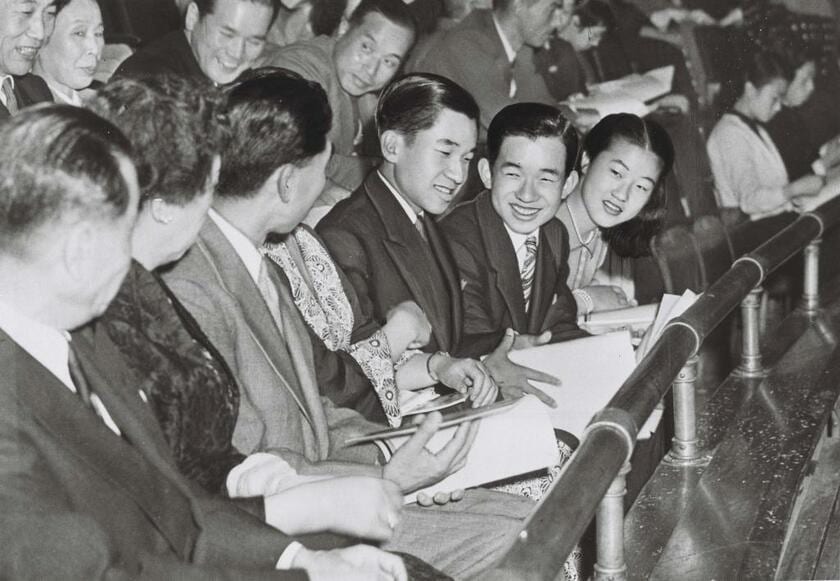 1954年５月、バイオリンの演奏会を訪れた当時の皇太子さま（上皇さま・中央）、義宮さま（常陸宮さま）