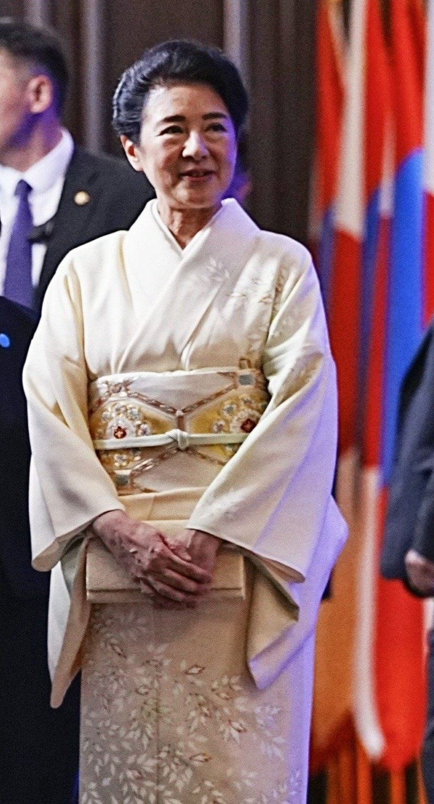 モンゴル大統領主催の晩餐会に臨む皇后雅子さま。「糸目」の技法で白い葉を描き出し、金駒刺繍を施した優美な訪問着は、葉に胡粉（ごふん）という白い粉を塗ることで、艶を抑えた仕上がり=2025年7月8日、ウランバートル