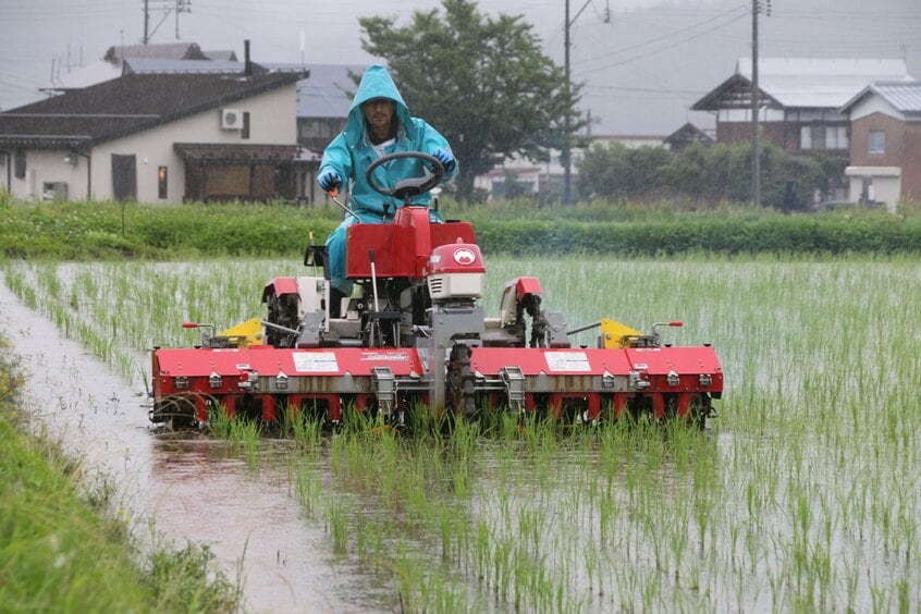 「国が推奨する高性能の農業機械を導入しても、元が取れるのはいったい、いつなんでしょう」と語る、新潟県南魚沼市の米農家・笛木竜也さん＝米倉昭仁撮影