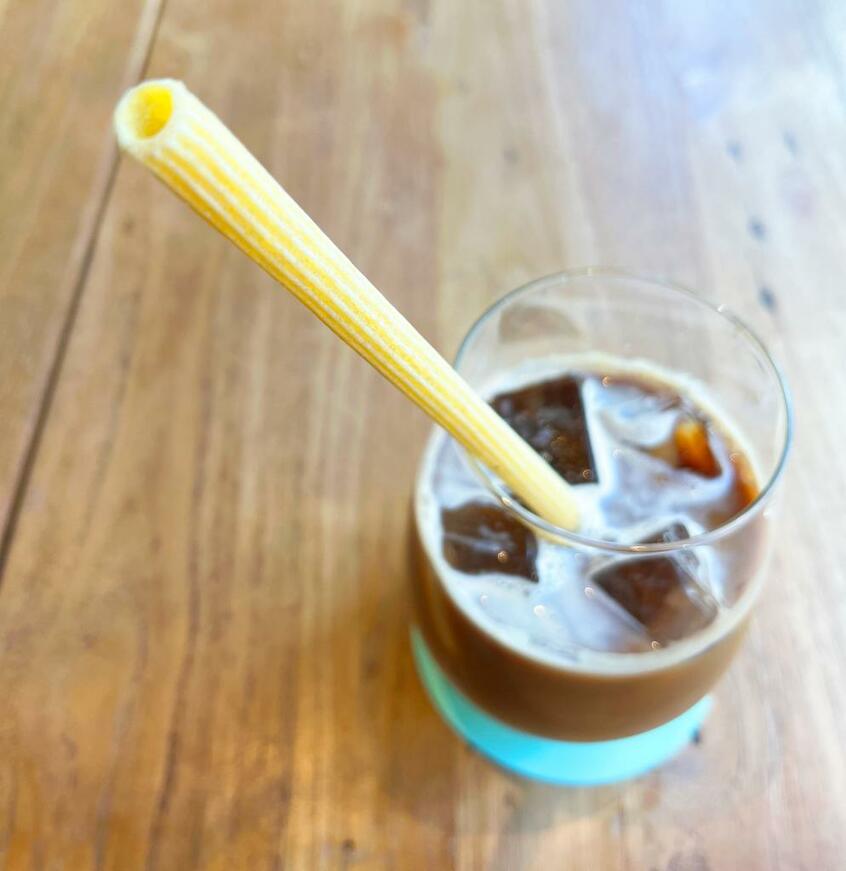 【パスタもストローに!】阿部幸製菓の製品。口に入れるとほんのり甘く、舌触りが心地いい(photo 写真部・高橋有紀)