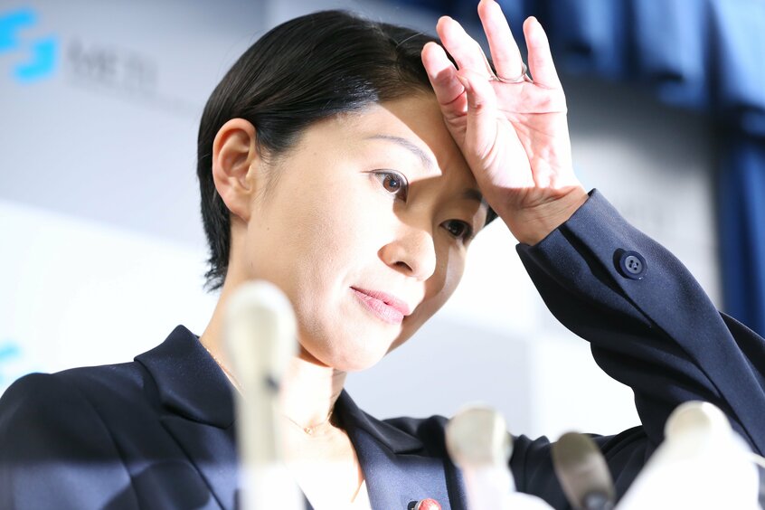 2014年10月、「政治とカネ」の問題で経済産業相(当時)を辞任すると発表した記者会見で額に手を当てる小渕優子氏