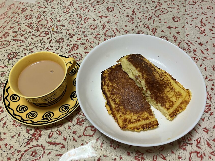 女性が作る、チーズフレンチトーストとちょっと甘めのミルクティーを、さやちゃんは夢中で食べて飲んだ。「食事をつくってあんなに喜んでもらえたことはない」と女性（撮影／黒川祥子）