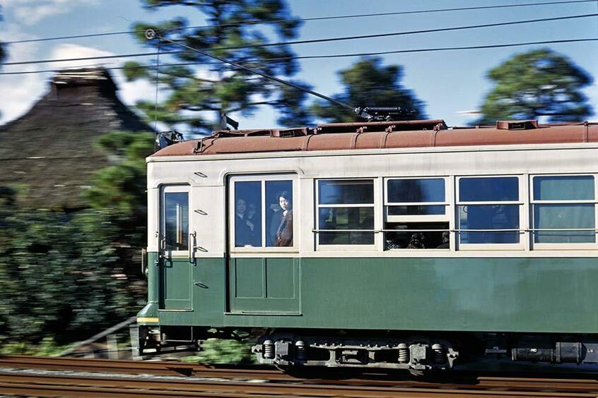 凛とした軌跡を残してファインダーの中を通過した四条大宮行きの嵐電。トロリーホイールの余韻が今も記憶に残る。嵐山~嵯峨駅前(現・嵐電嵯峨)(撮影/諸河久 1975年11月22日)