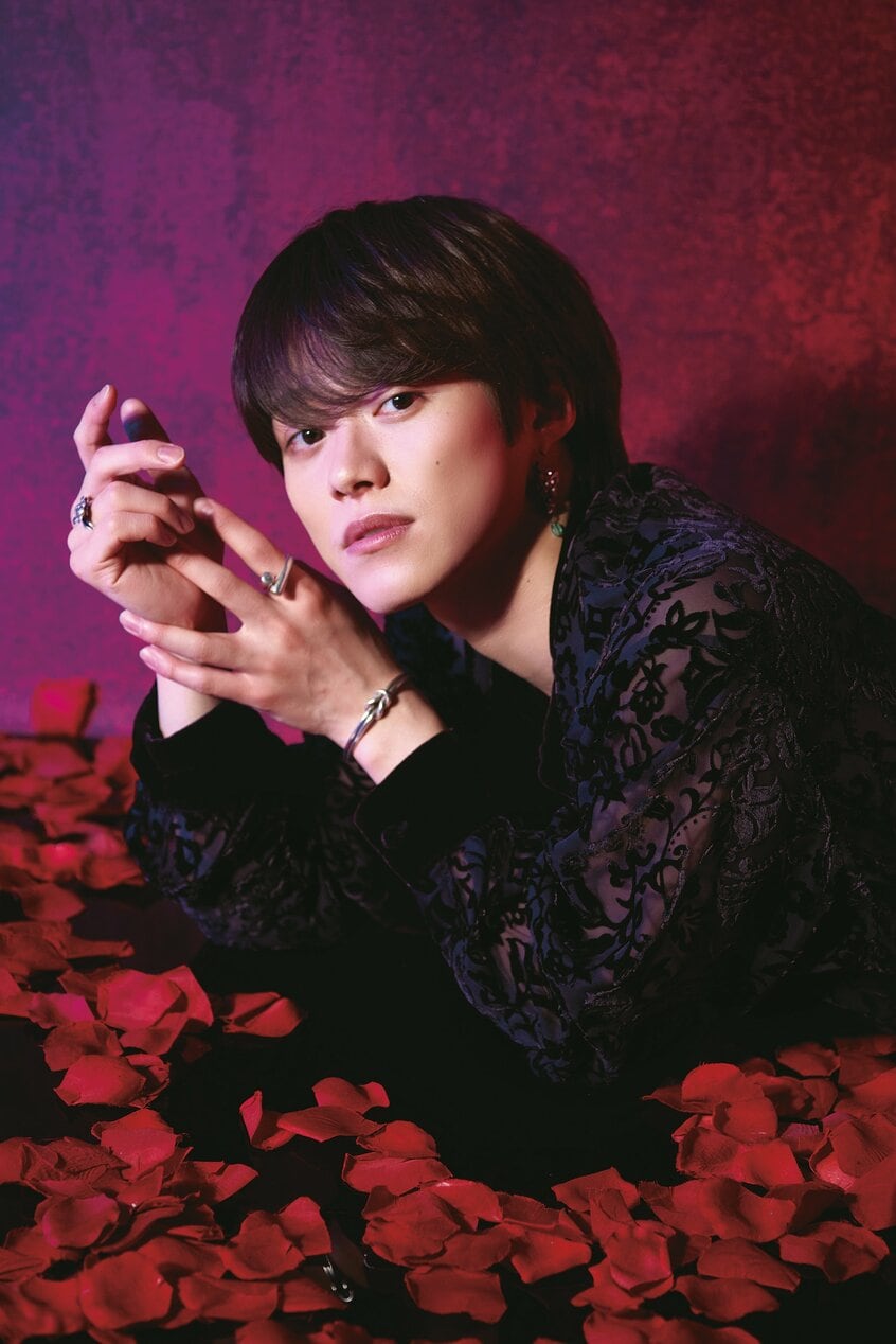 ［撮影：蜷川実花／hair　＆　make　up　yuka（JOUER）／styling　井元文子　鼓　裕花／costume　AYNE　TOKYO　shushujojo　BaA　UNOAERRE　JAPAN］