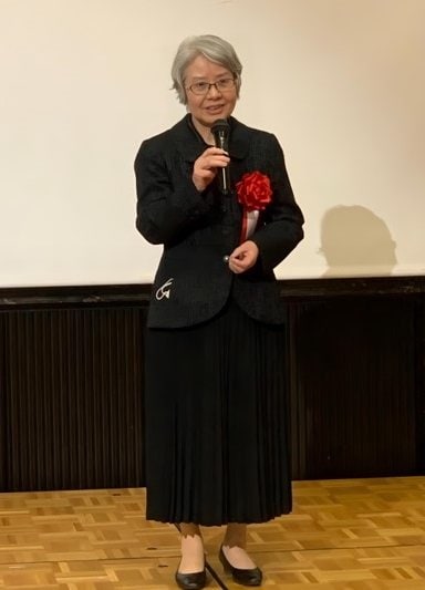 西川研出身者が中心となって開いた文化功労者顕彰祝賀会で挨拶する西川恵子さん=2023年春、学士会館