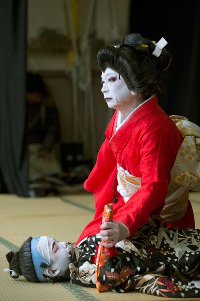 「伽羅先代萩」奥御殿の場。乳人・政岡がわが子の亡きがらを抱き、天を仰ぎ見る(2014年2月15日)(撮影/明緒)