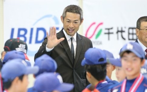 愛知県豊山町で2017年12月、野球少年たちに手を振るイチロー （ｃ）朝日新聞社