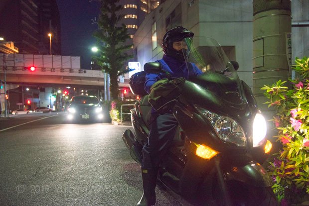 バイクで出勤する黒岩さん（撮影／岩崎有一）