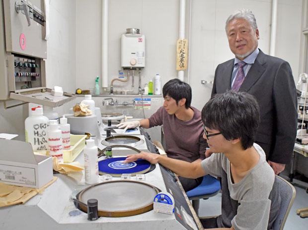 飴山研究室。手前は台湾の南台科技大学から修士共同学位プログラムで滞在中の江?晟さん。奥は大学院生の永田勝也さん(撮影/柿崎明子)