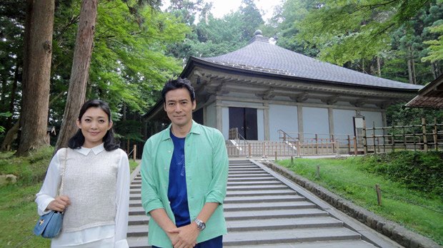 平泉を訪れた俳優の村上弘明さんと女優の田中美里さん