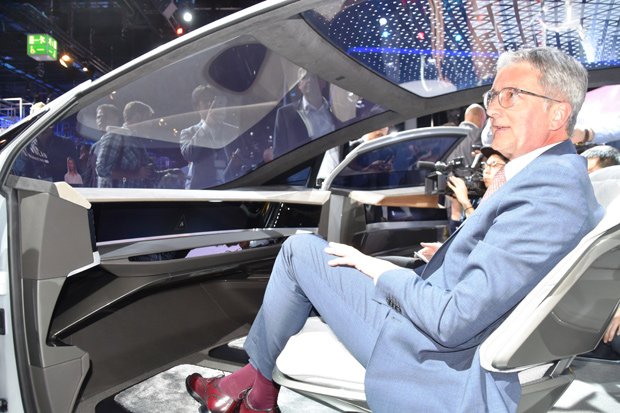 フランクフルトモーターショーでドイツのアウディが発表した完全自動運転車のコンセプトモデル（ｃ）朝日新聞社