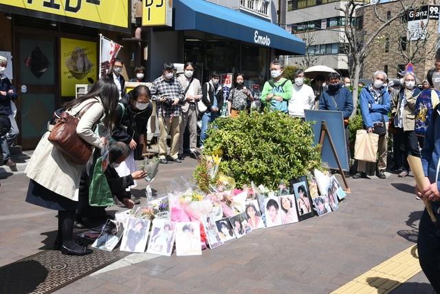 岡田有希子さんが亡くなった現場で花などを手向ける人たち／撮影・高鍬真之