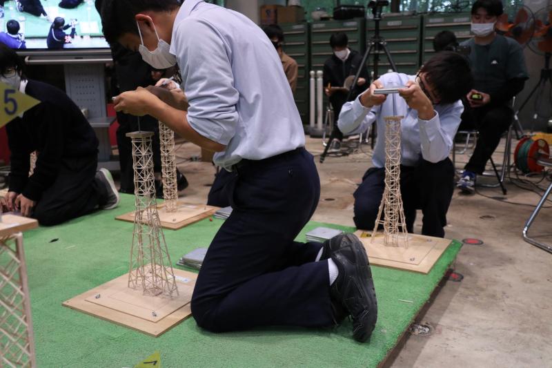 崇城大学主催の「つまようじタワー耐震コンテスト」。建築学科を志望する受験生も増えたという（崇城大学提供）