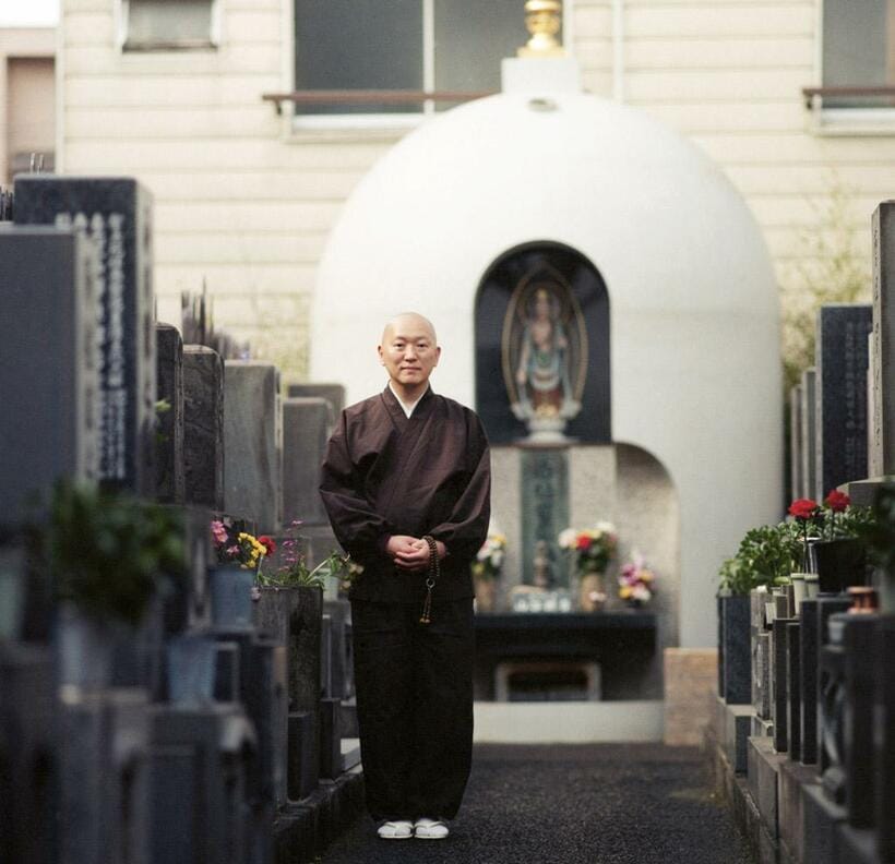 光照院にある「あさくさ山谷光潤観音像」。吉水も死後は、この合葬墓に共に納まるつもりだ（撮影／横関一浩）