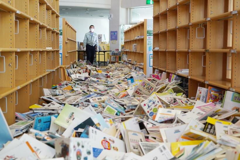 今年２月、最大震度６強を記録した地震で、約８万冊の蔵書のほとんどが落下した図書館／福島県新地町（ｃ）朝日新聞社