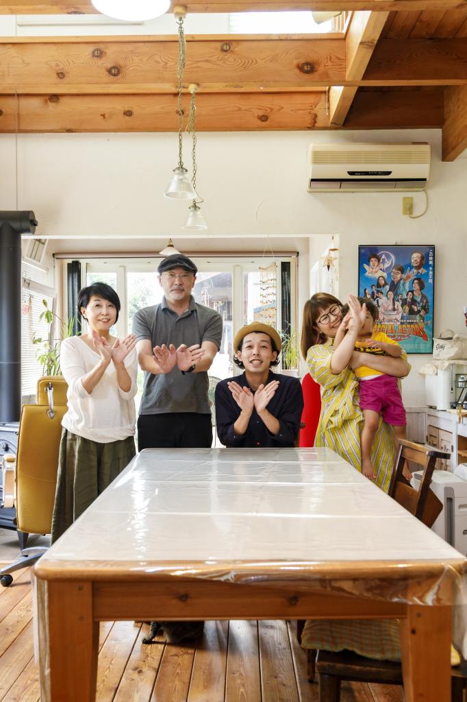 上田の両親（左の２人）と妻（右）と息子と一緒に、映画「スペシャルアクターズ」に登場する「ムッスー」のポーズを／今村拓馬撮影