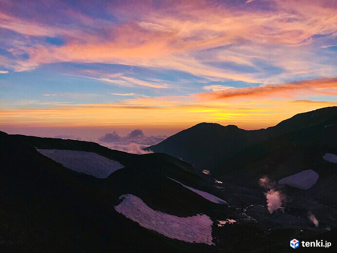 立山室堂からみた夕暮れ　右下に見える煙は熱活動が見られる弥陀ヶ原の地獄谷（筆者撮影）