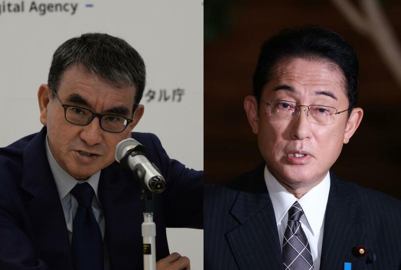 河野太郎消費者相（左）と岸田文雄首相