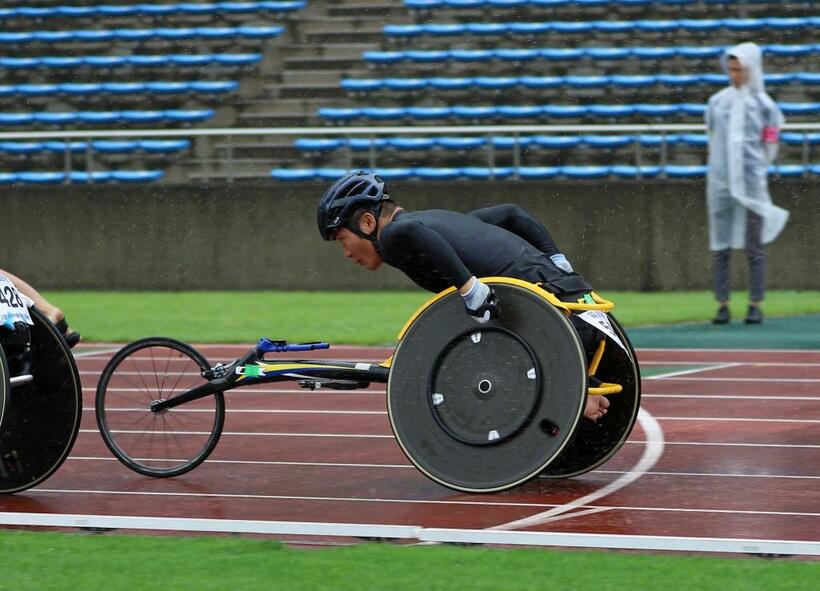 陸上競技用の車いすは3輪で、前輪が前に大きく突き出ているのが特徴。カーボンフレームのしなりを利用して速度を増す（写真はオーエックスエンジニアリング提供）