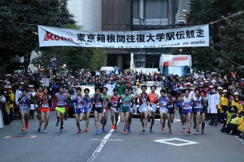 箱根駅伝は２０１９年５月、世界陸連が顕著な実績を残した先人や競技会をたたえる「ヘリテージ（遺産）プラーク（飾り額）」に選ばれた／２０１９年１月２日、東京・大手町（写真：月刊陸上競技）